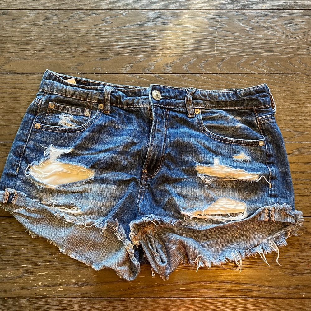 American Eagle great condition Tomgirl Shortie denim shorts sz 10. 2 in inseam.